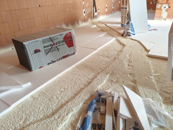 Táblás szigetelés elhelyezése púrhabra